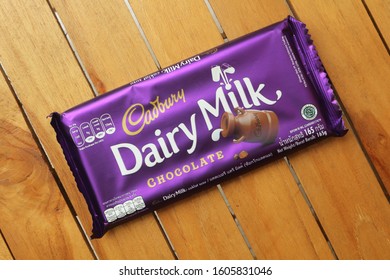 Detail Gambar Coklat Dairy Milk Nomer 36