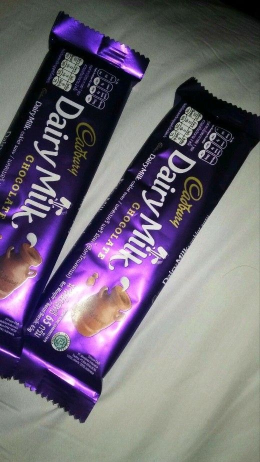 Detail Gambar Coklat Dairy Milk Di Tangan Nomer 2