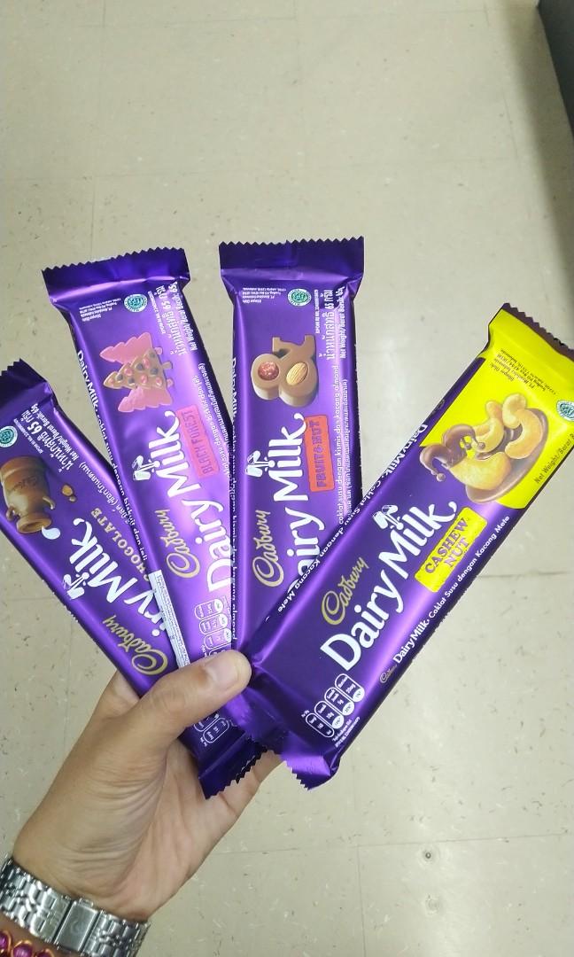 Detail Gambar Coklat Dairy Milk Di Tangan Nomer 14