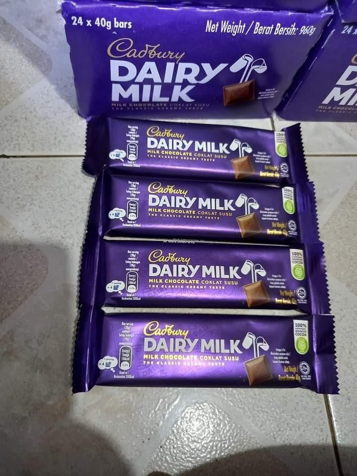 Detail Gambar Coklat Dairy Milk Di Tangan Nomer 23