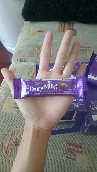 Detail Gambar Coklat Dairy Milk Di Tangan Nomer 29