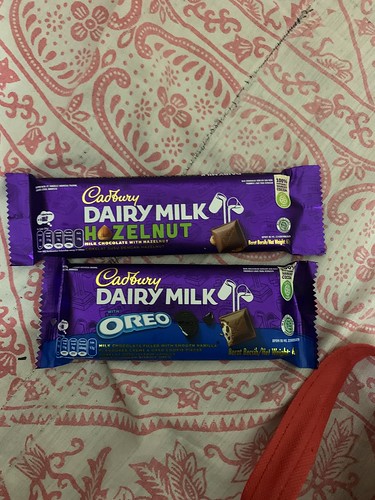 Detail Gambar Coklat Dairy Milk Di Tangan Nomer 34