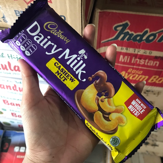 Detail Gambar Coklat Dairy Milk Di Tangan Nomer 37