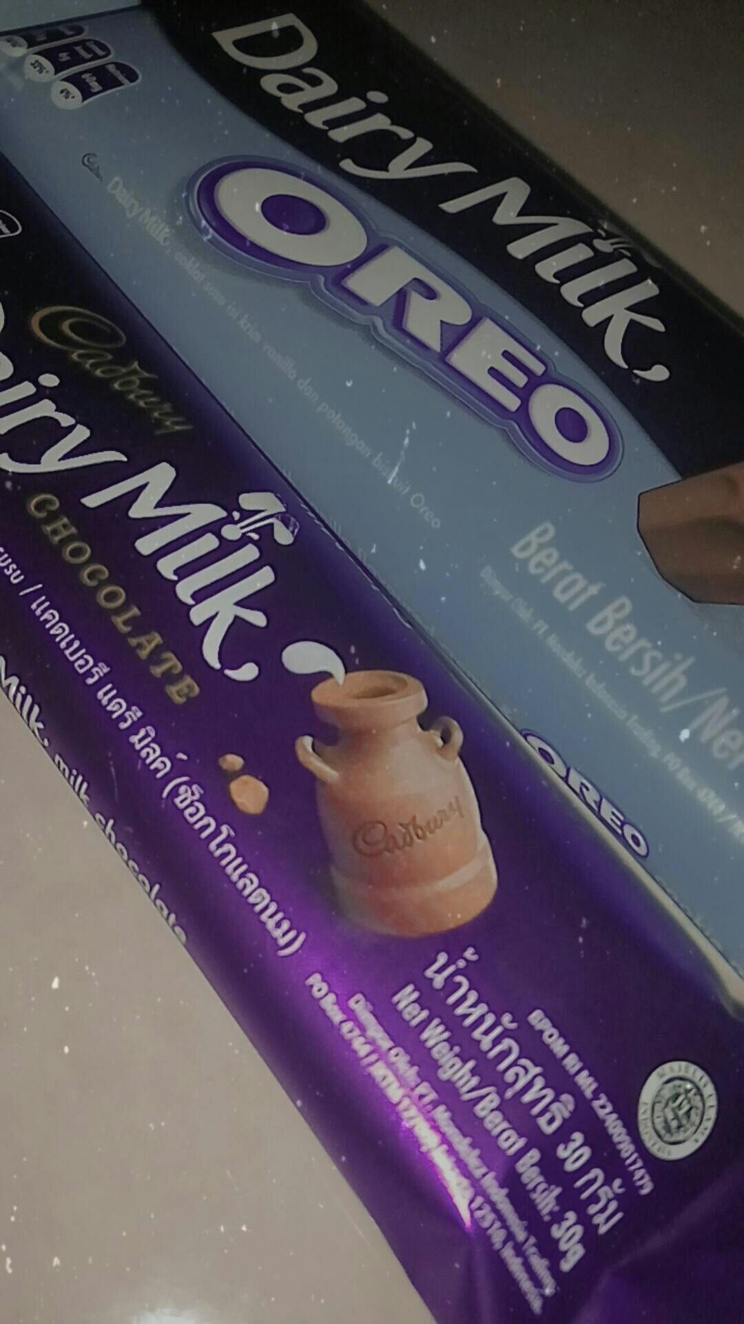 Detail Gambar Coklat Dairy Milk Di Tangan Nomer 5