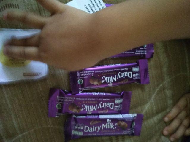 Detail Gambar Coklat Dairy Milk Di Tangan Nomer 41