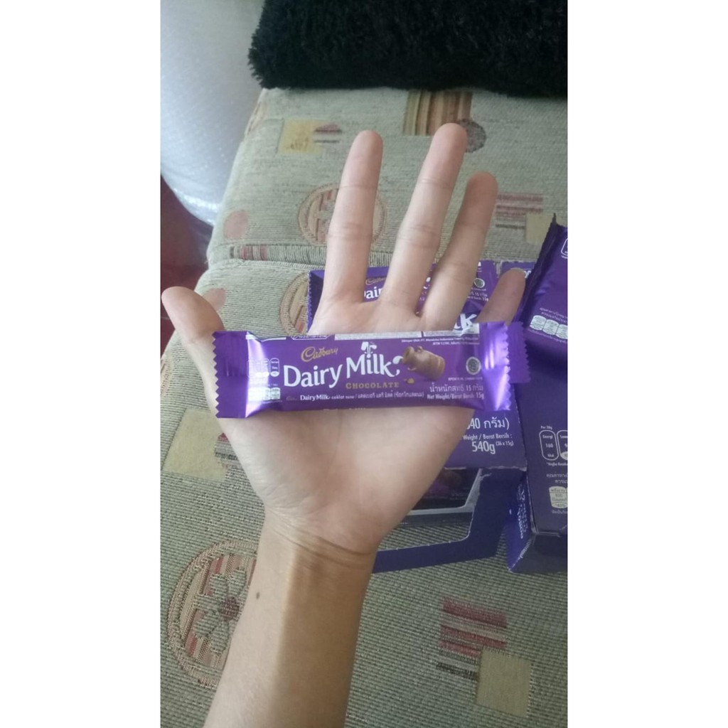 Detail Gambar Coklat Dairy Milk Di Tangan Nomer 6