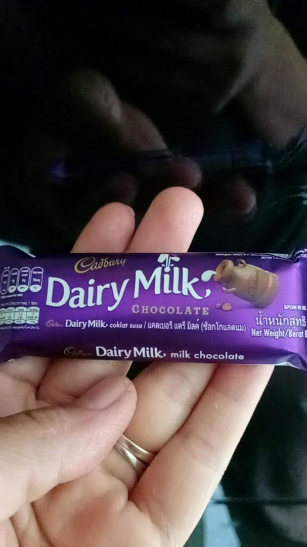 Detail Gambar Coklat Dairy Milk Di Tangan Nomer 51