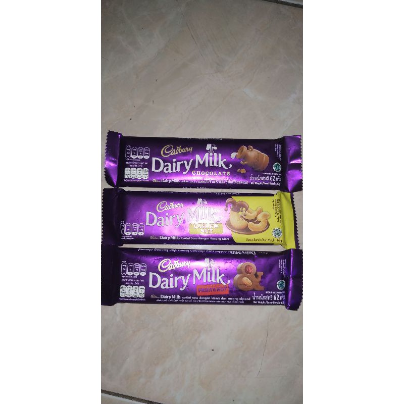 Detail Gambar Coklat Dairy Milk Di Tangan Nomer 58