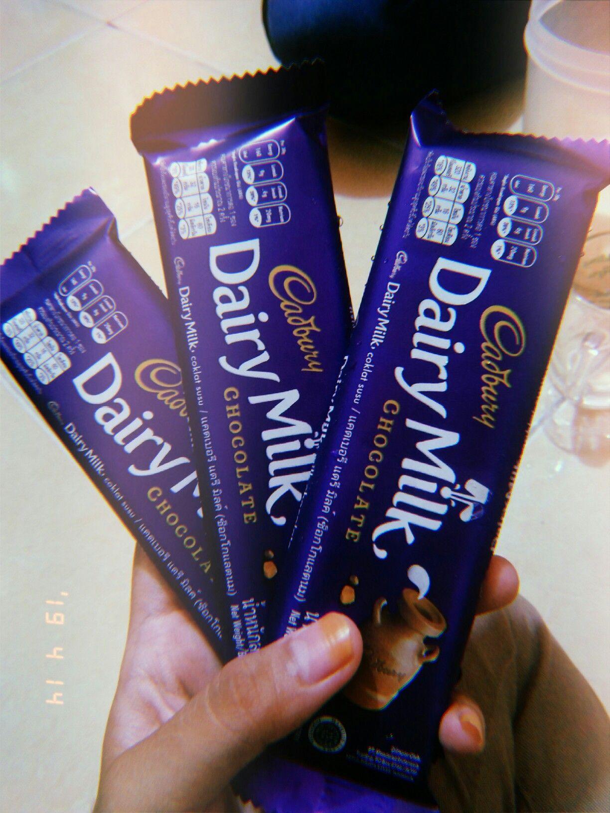 Detail Gambar Coklat Dairy Milk Di Tangan Nomer 9