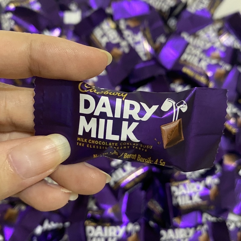 Detail Gambar Coklat Dairy Milk Di Tangan Nomer 10