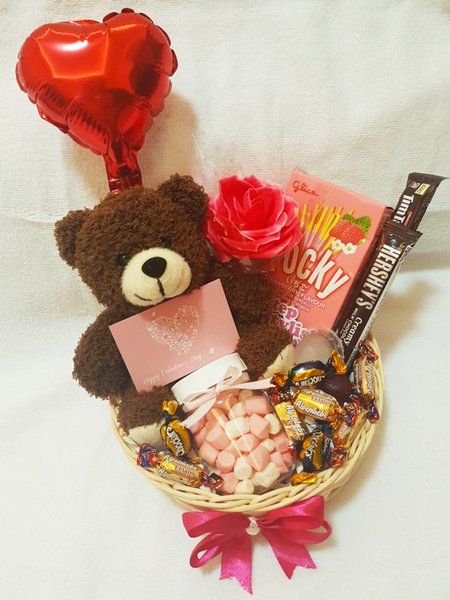 Detail Gambar Coklat Dan Bunga Valentine Nomer 12