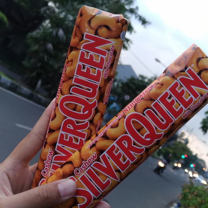 Download Gambar Coklat Silverqueen Di Tangan Nomer 16