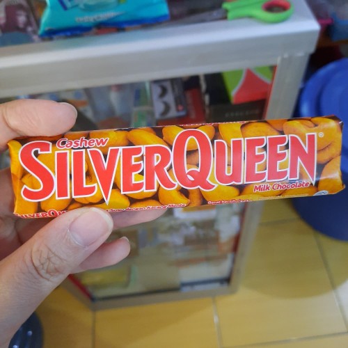 Detail Gambar Coklat Silverqueen Di Tangan Nomer 39