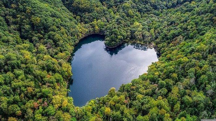 Detail Gambar Danau Yang Tak Terjamah Oleh Hujan Nomer 16