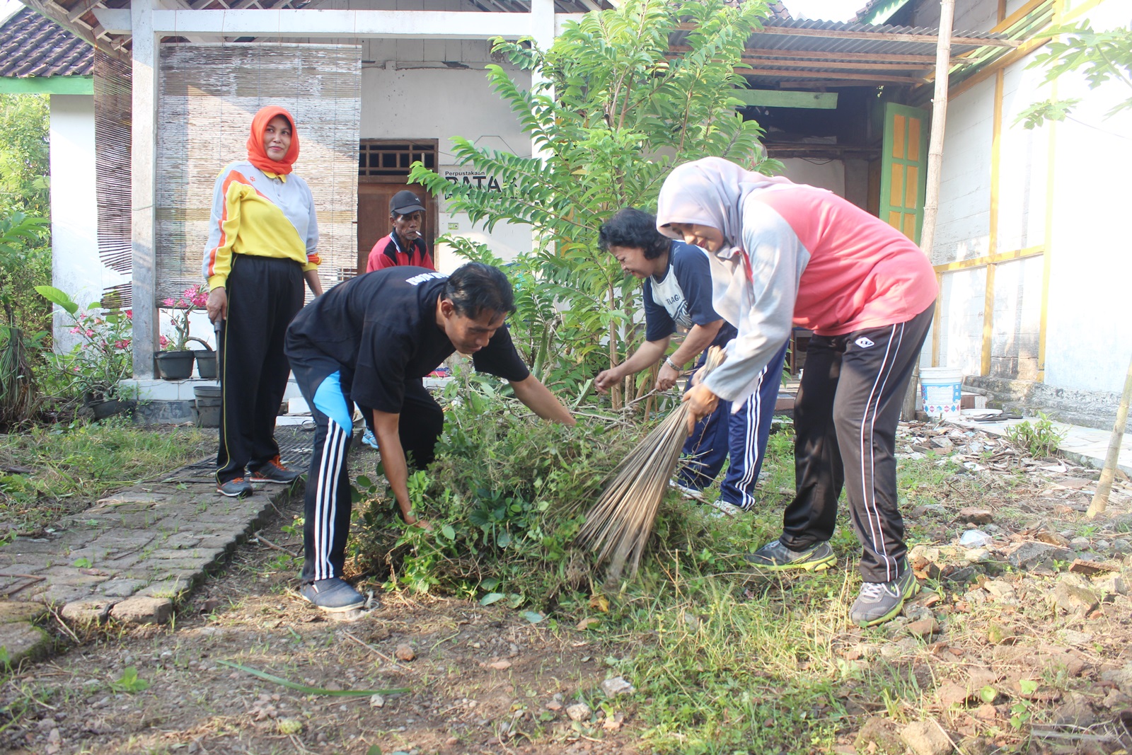 Detail Contoh Bentuk Bentuk Kerja Bakti Di Lingkungan Rumah Nomer 23