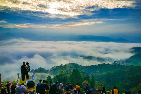 Detail Gambar Di Atas Awan Nomer 29