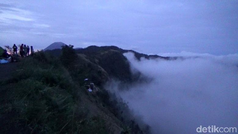 Detail Gambar Di Atas Awan Nomer 39