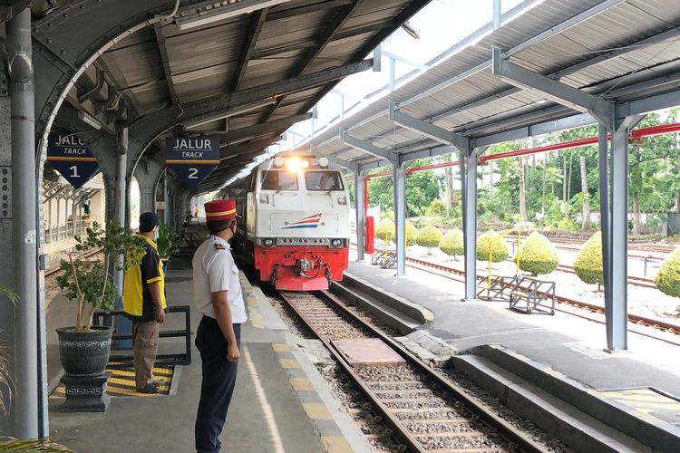 Detail Gambar Di Stasiun Kereta Api Nomer 12