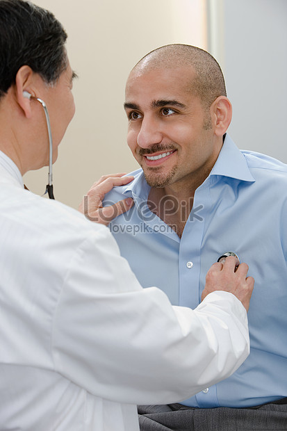 Detail Gambar Dokter Sedang Memeriksa Pasien Nomer 32