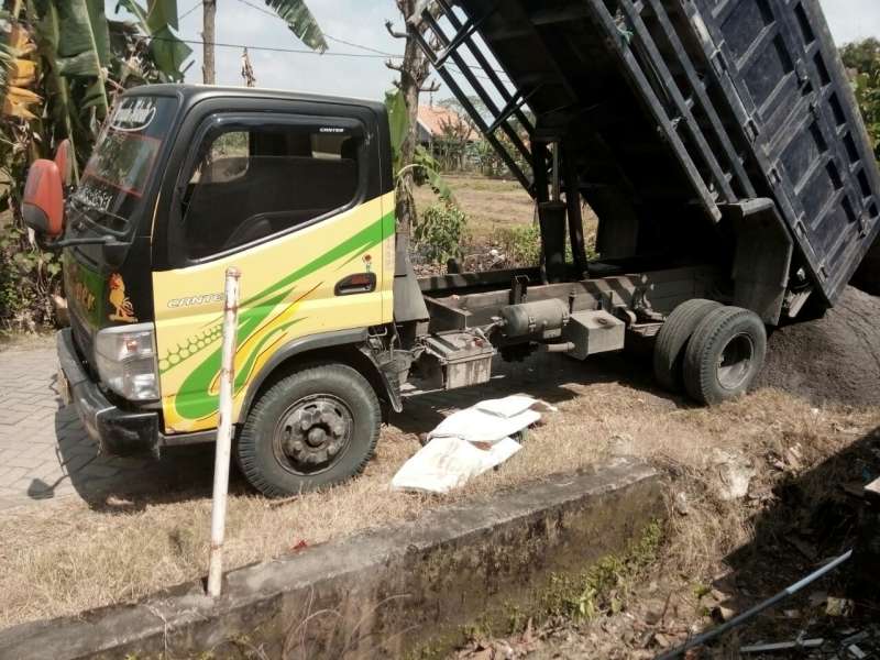 Detail Gambar Dumptruck Jatuh Ke Air Nomer 11