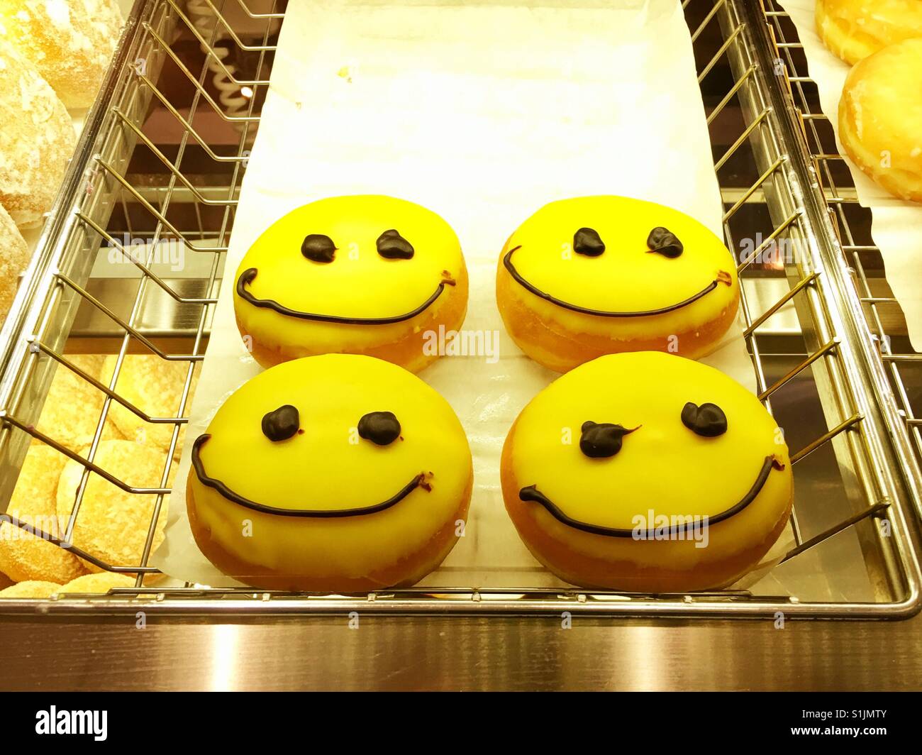 Detail Gambar Emoji Donut Nomer 26