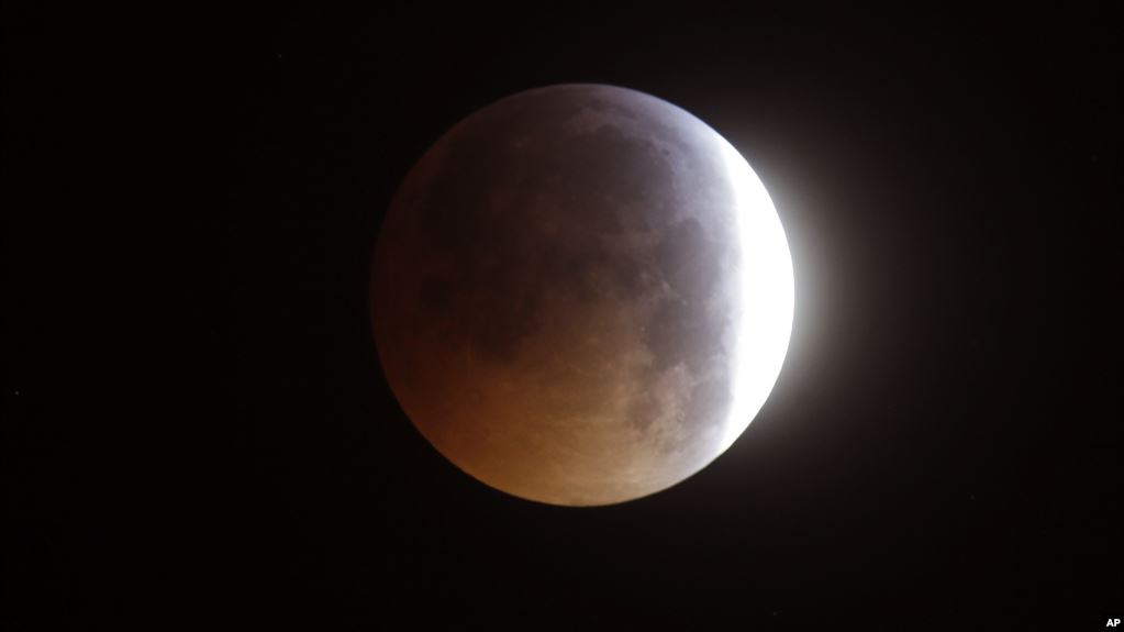 Gambar Fenomena Alam Gerhana Bulan - KibrisPDR