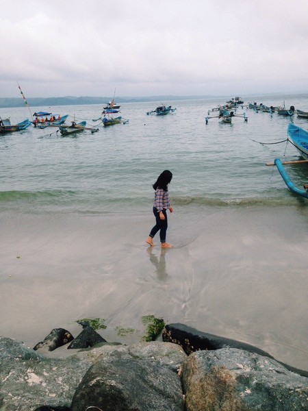 Detail Gambar Foto Gandeng Tangan Cewe Cowo Dipantai Nomer 23