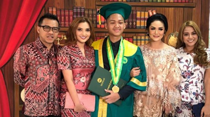 Detail Gambar Foto Wisuda Bersama Keluarga Nomer 29