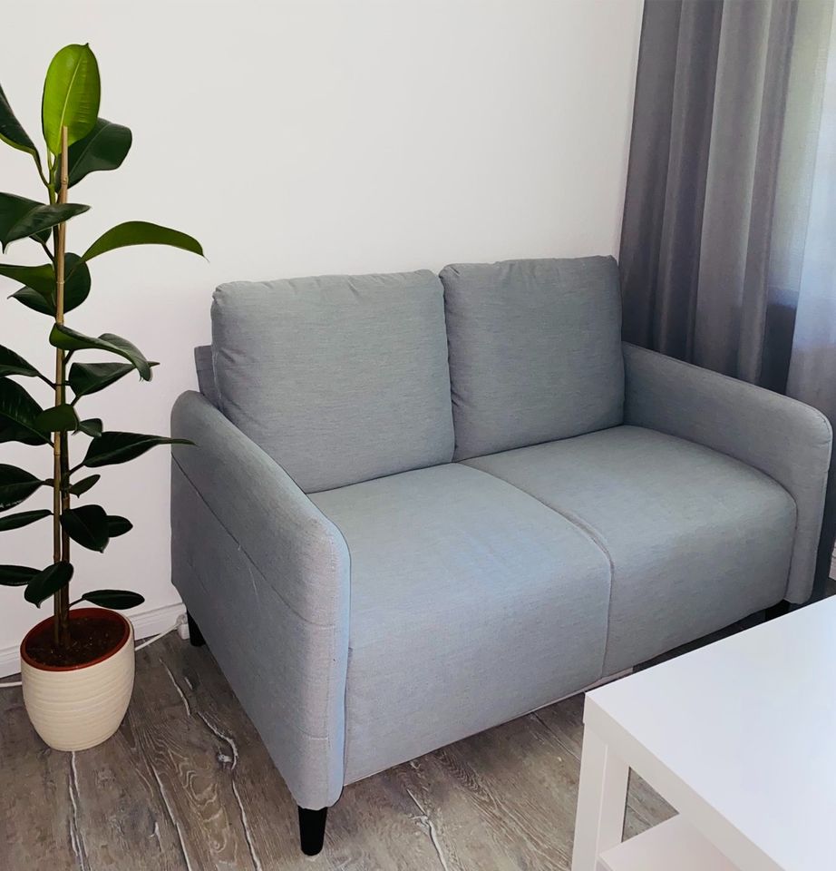 Detail Wohnzimmer Mit Grauer Couch Nomer 23