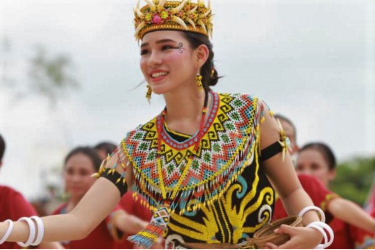 Detail Gambar Gadis Dayak Menyanyi Hd Nomer 17