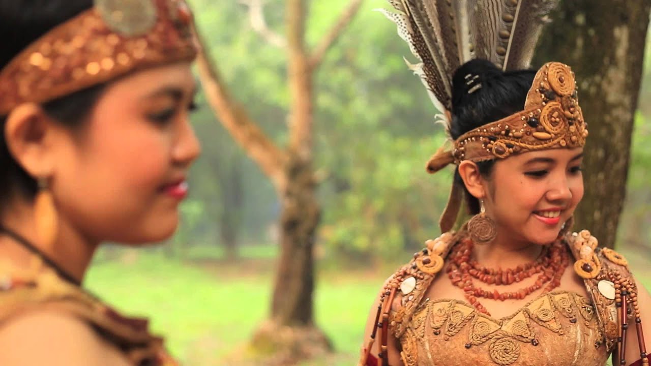 Detail Gambar Gadis Dayak Menyanyi Hd Nomer 8