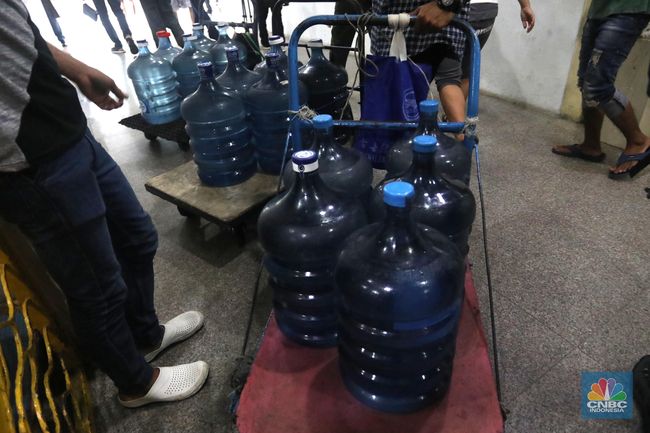 Detail Gambar Galon Aqua Dari Sisi Depan Nomer 26