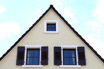 Detail Haus Mit Braunen Fenstern Nomer 15