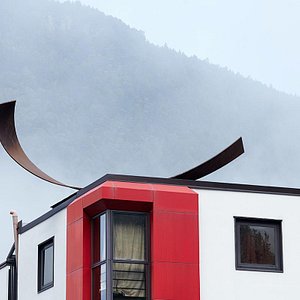 Detail Rotes Dach Graue Fenster Nomer 7
