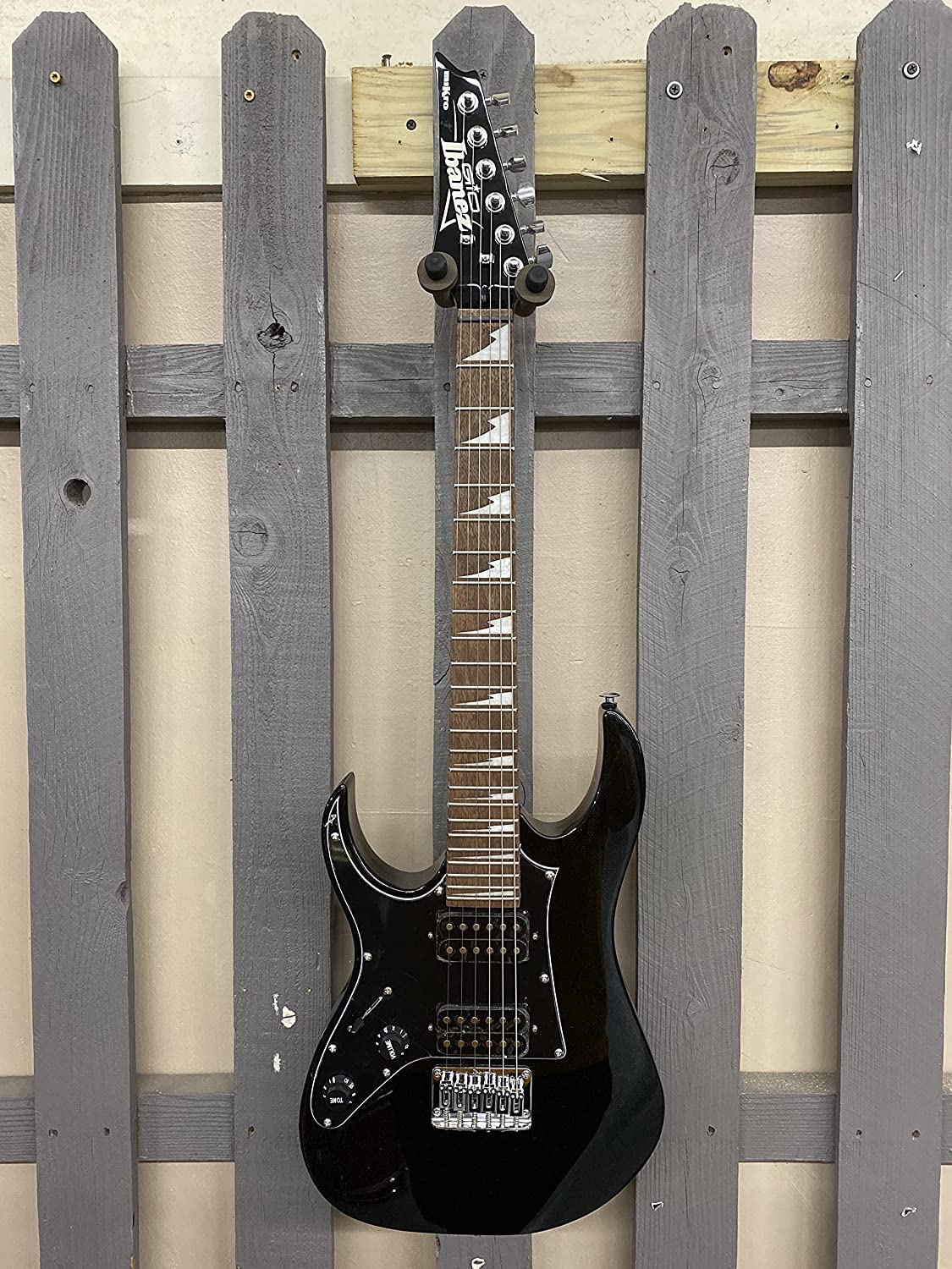 Detail Gambar Gitar Ibanez Black Nomer 14