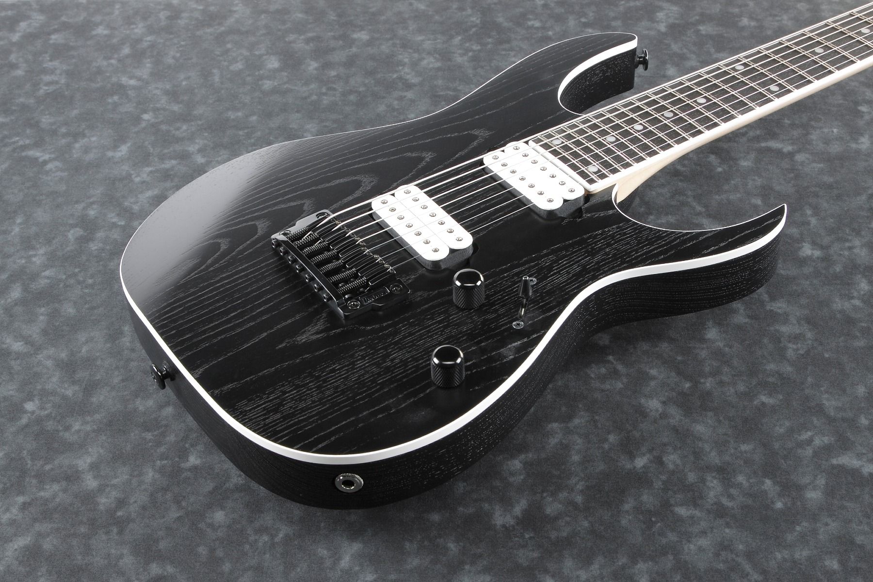 Detail Gambar Gitar Ibanez Black Nomer 45