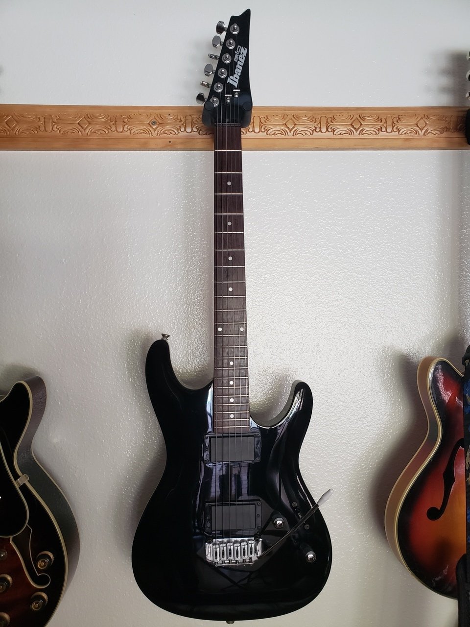 Detail Gambar Gitar Ibanez Black Nomer 56