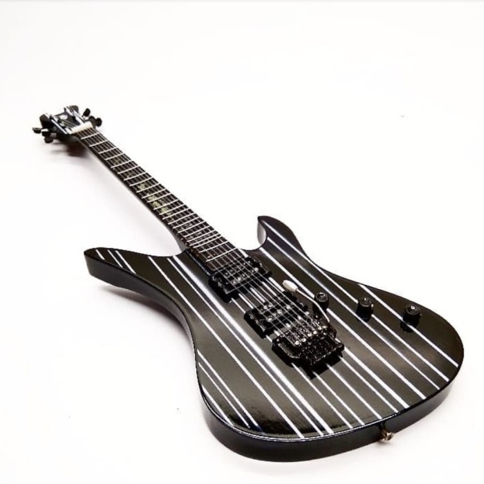 Detail Gambar Gitaris Avenged Sevenfold Hitam Putih Nomer 33