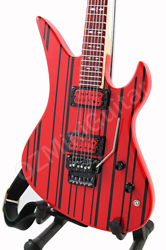 Detail Gambar Gitaris Avenged Sevenfold Vector Nomer 45