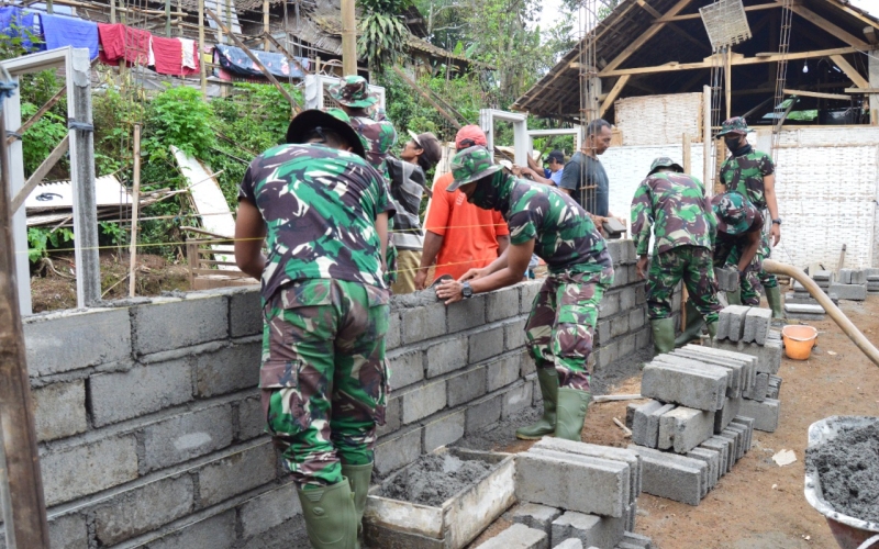 Detail Gambar Gotong Royong Gambar Jalan Batako Dari Hasil Gotong Royong Nomer 18