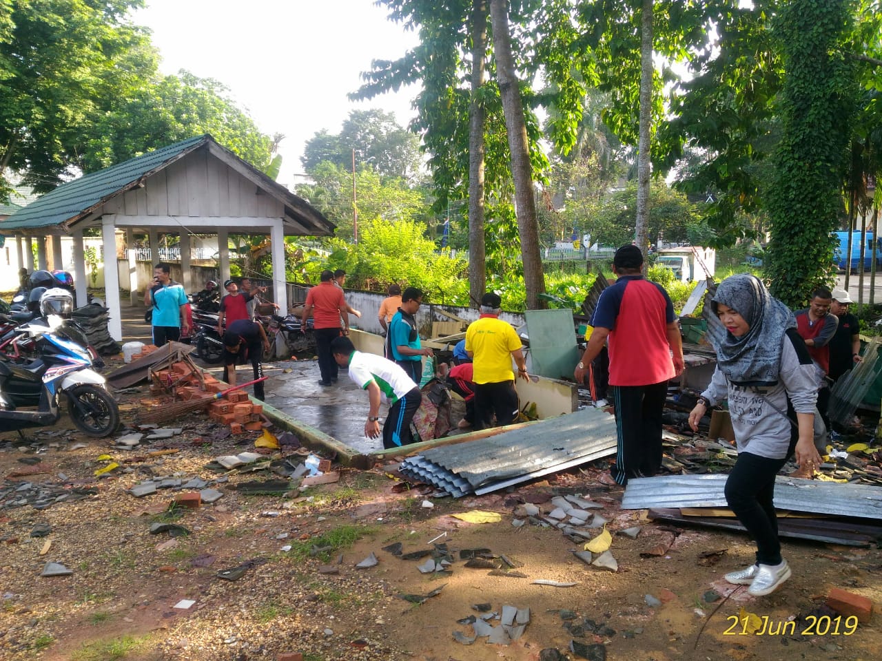 Gambar Gotong Royong Membersihkan Lingkungan - KibrisPDR