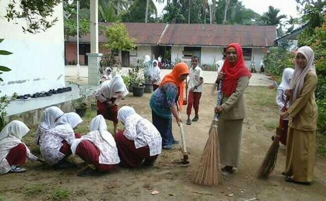 Detail Gambar Gotong Royong Membersihkan Lingkungan Nomer 16