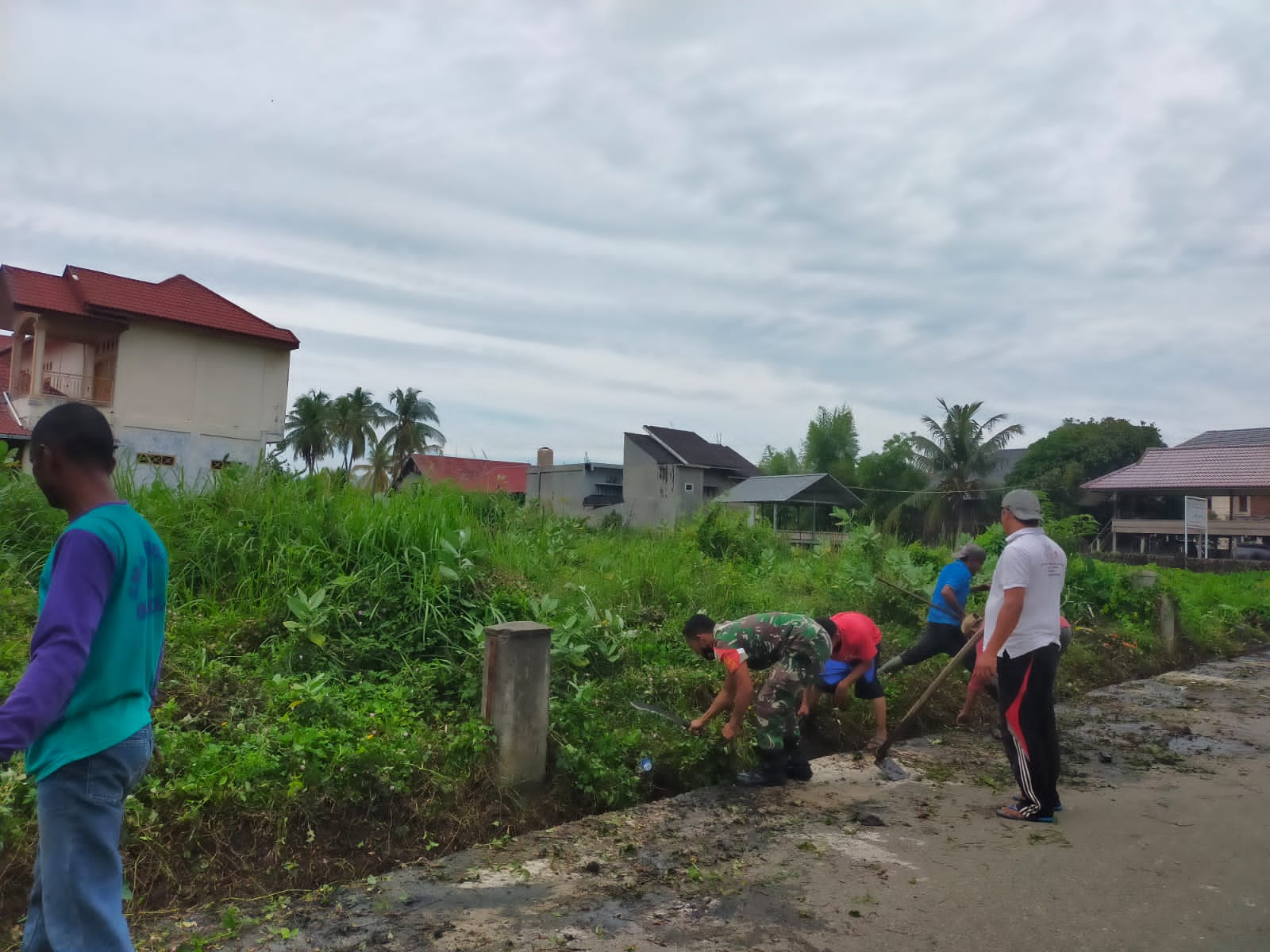 Detail Gambar Gotong Royong Membersihkan Lingkungan Nomer 27