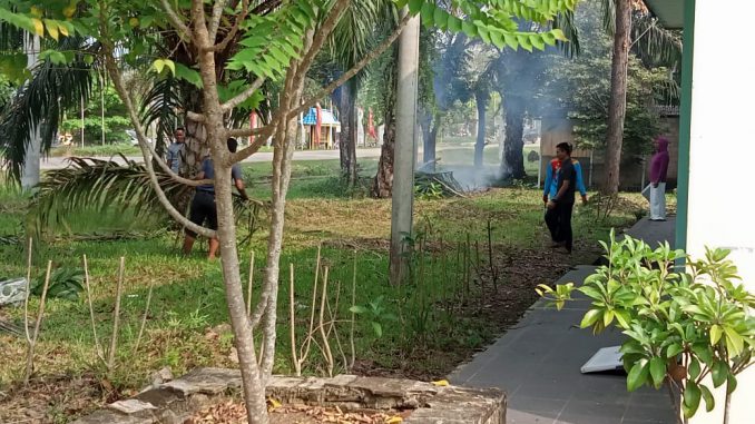 Detail Gambar Gotong Royong Membersihkan Lingkungan Nomer 39