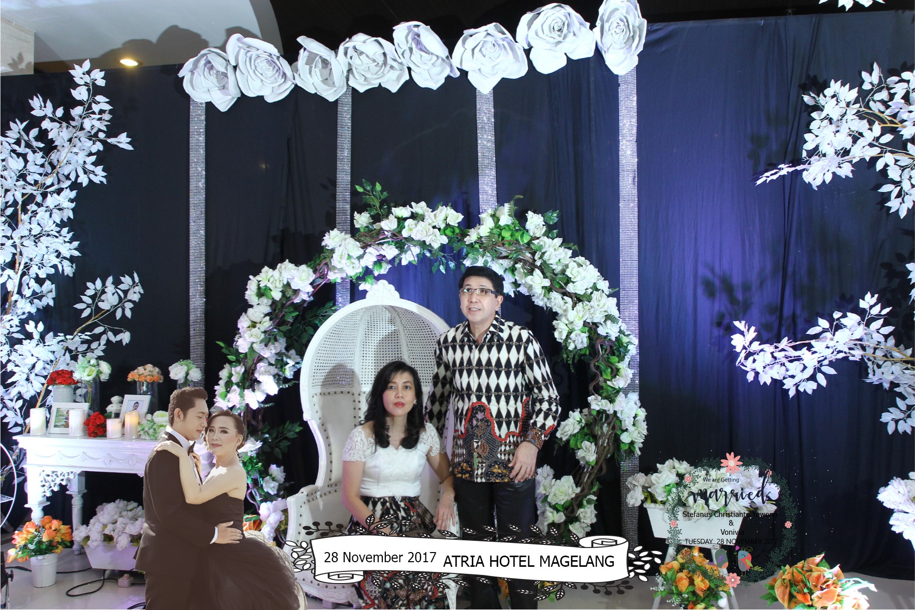 Detail Contoh Foto Booth Pernikahan Nomer 26