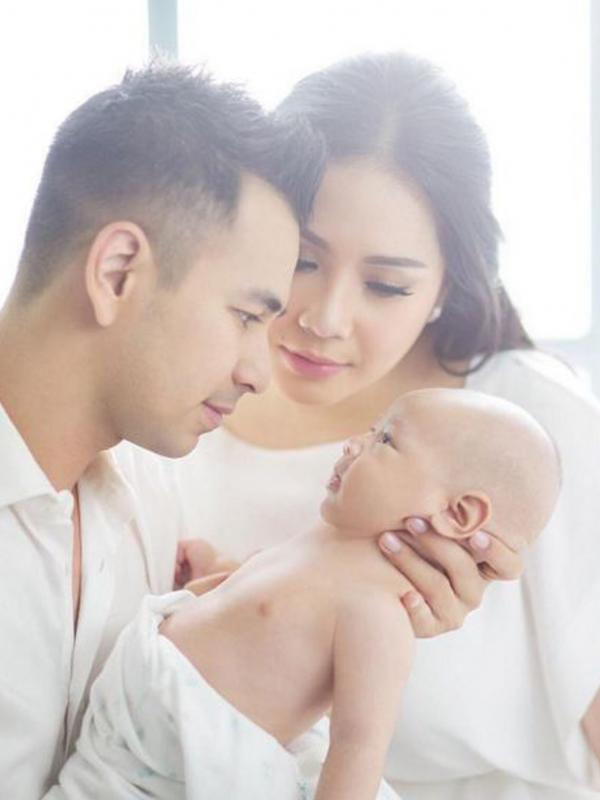 Detail Contoh Foto Keluarga Dengan Bayi Nomer 31