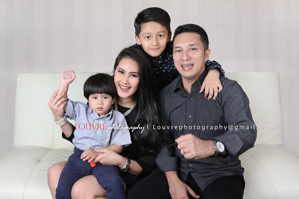 Detail Contoh Foto Studio Keluarga Nomer 50