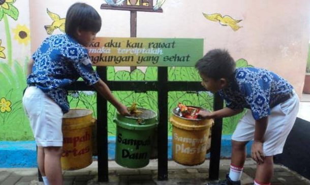 Detail Contoh Gambar Buang Sampah Pada Tempatnya Nomer 15