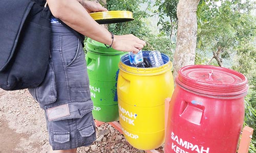 Detail Contoh Gambar Buang Sampah Pada Tempatnya Nomer 37