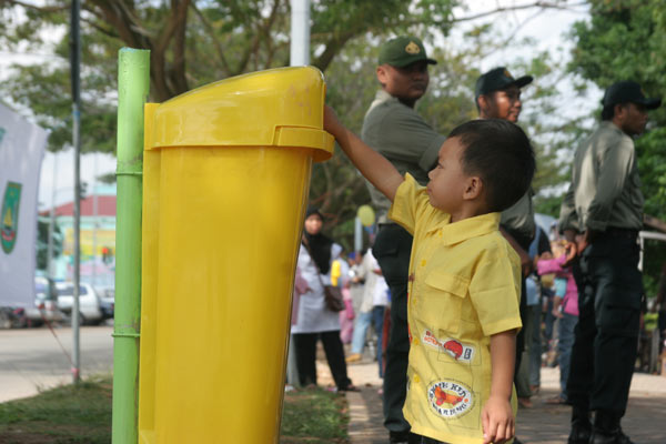 Detail Contoh Gambar Buang Sampah Pada Tempatnya Nomer 41